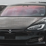 Автономные автомобили будущего на дороге с технологическими элементами
