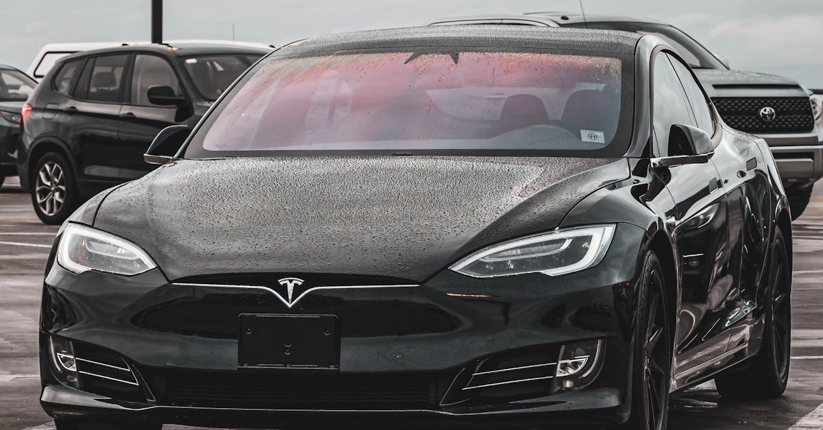 Автономные автомобили будущего на дороге с технологическими элементами