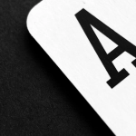 Детективные тайны блэкджека в казино с картами и фишками